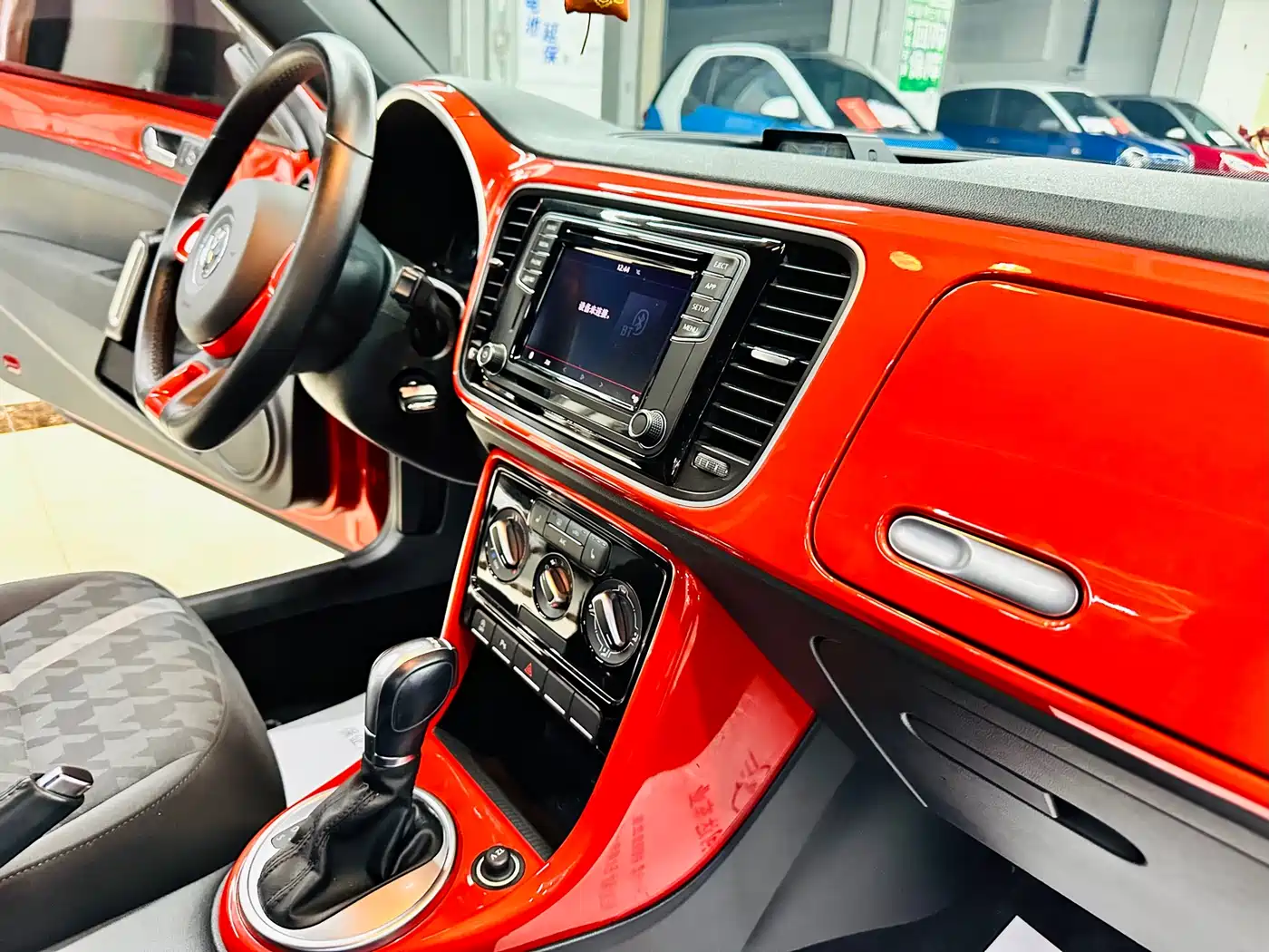 Volkswagen Beetle 2018 180TSI Trend Joy Edition фото 25