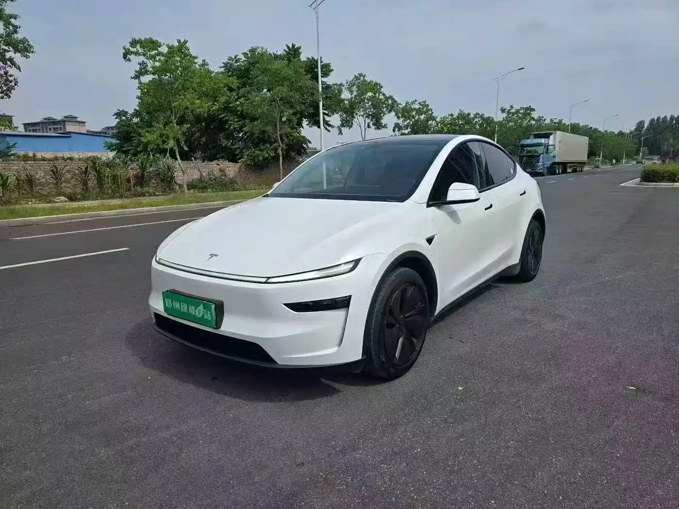 Tesla Model Y 2025