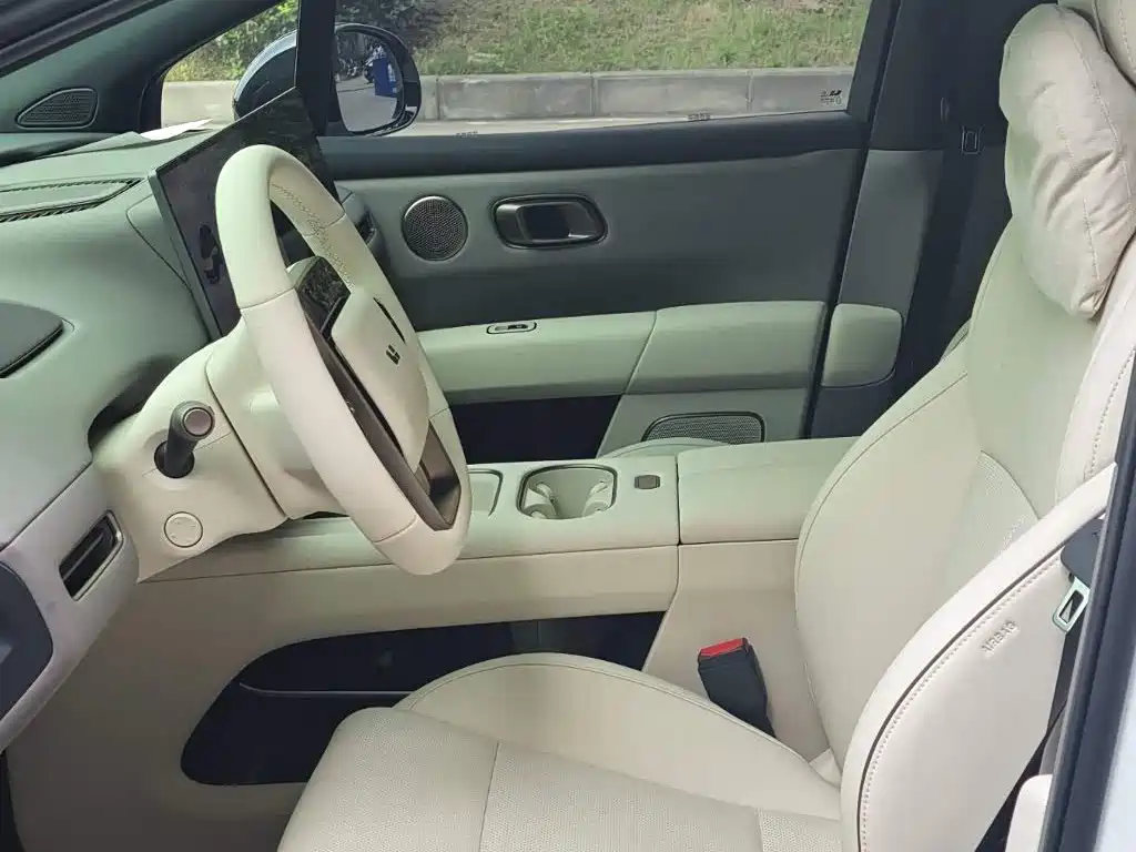 Photo 8 - Li Auto i6