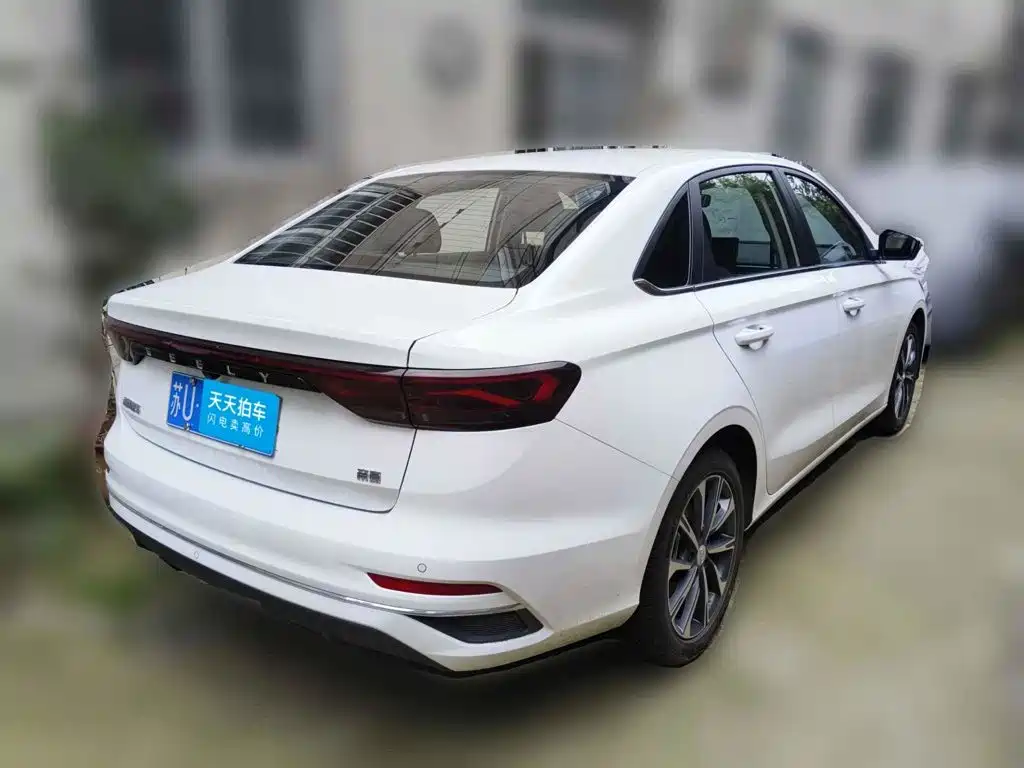 Фото 2 - Geely Emgrand