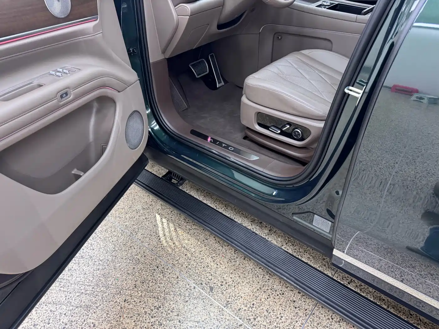 AITO Wenjie AITO M9 2024 Extended Range Max 42kWh 5-seater фото 30