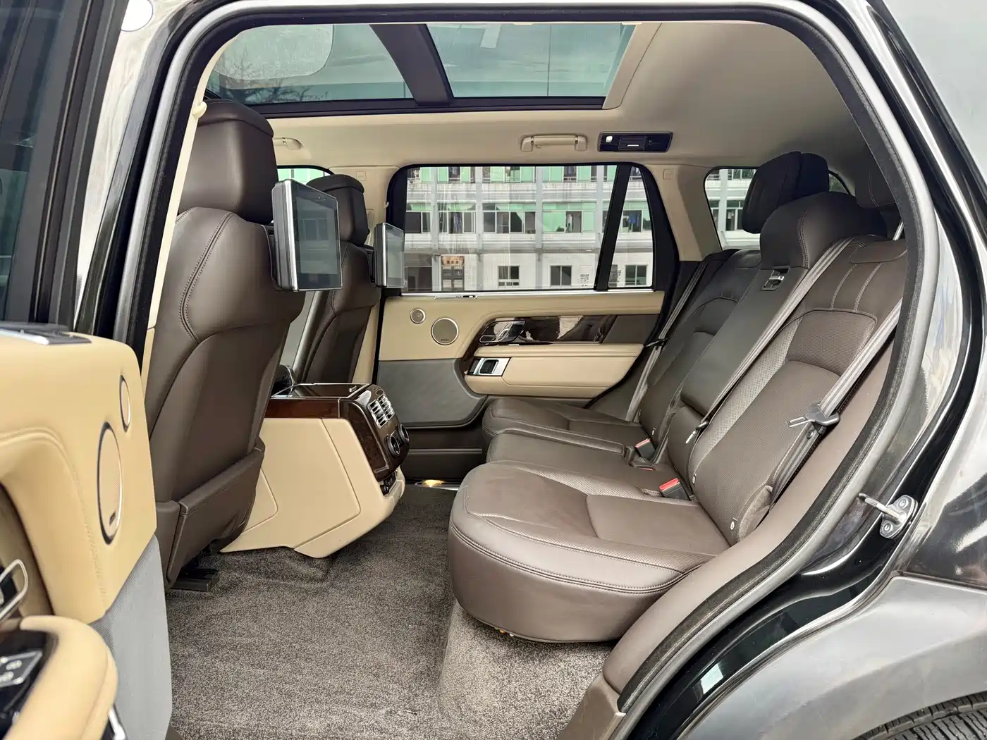 Land Rover Range Rover 2022 3.0 L6 400PS Heritage Extended Classic Edition фото 21