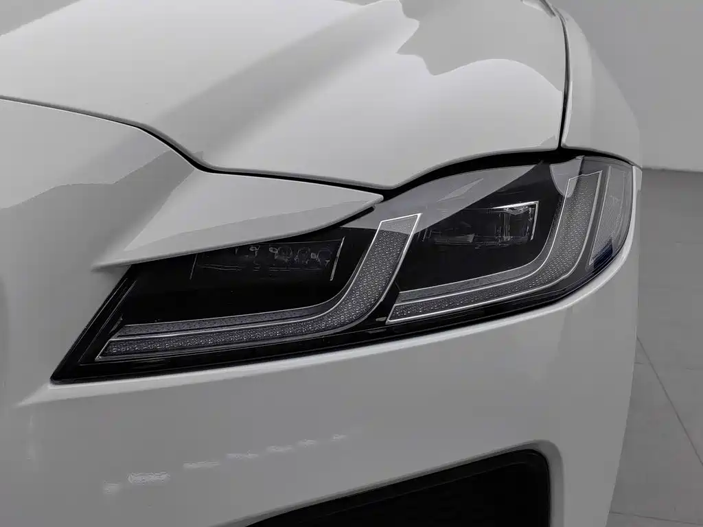 Фото 7 - Jaguar XFL
