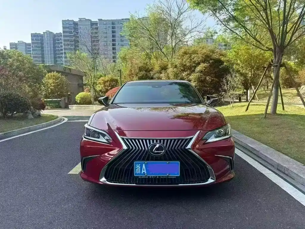 Photo 2 - Lexus ES