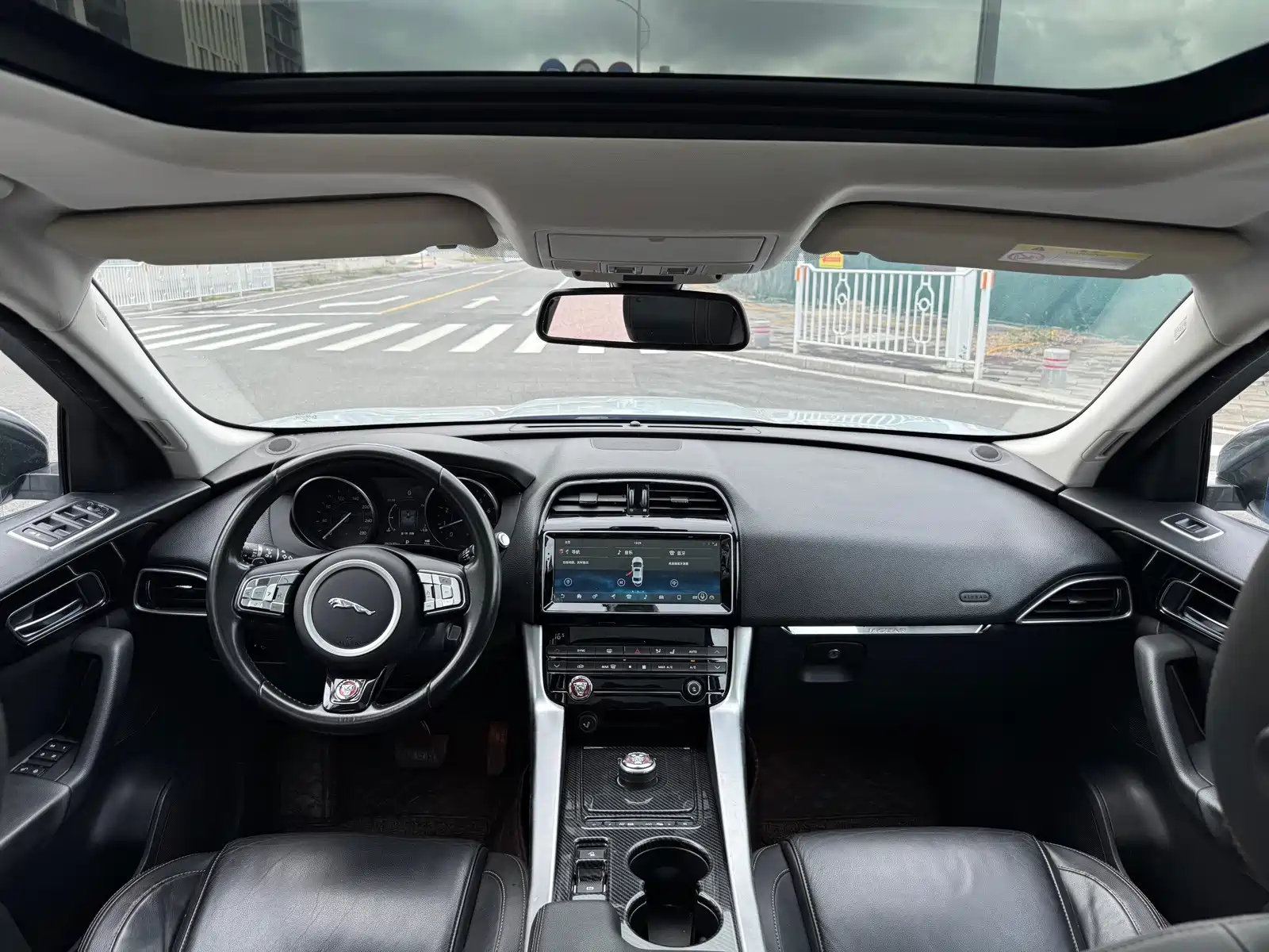 Фото 5 - Jaguar F-PACE