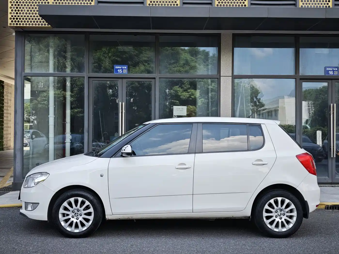 Škoda Fabia 2013 2014 1.6L Automatic Crystal Enjoy Edition