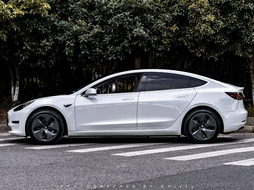 Фото 2 - Tesla Model 3