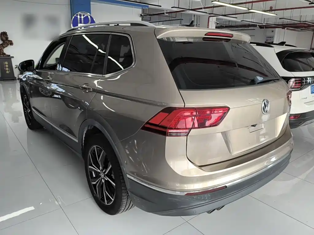Photo 5 - Volkswagen Tiguan L