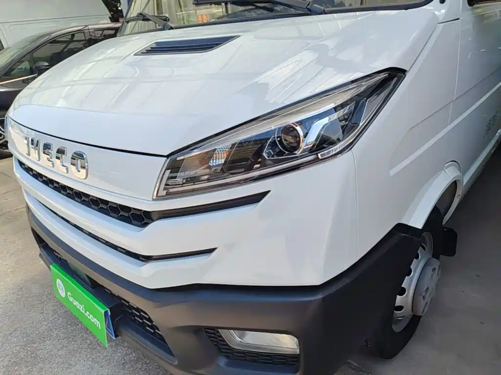 Iveco Daily 2025 2023 2.5T V40 Van Long Wheelbase Medium Roof Dual Tire Manual Door 2-3 Seats
