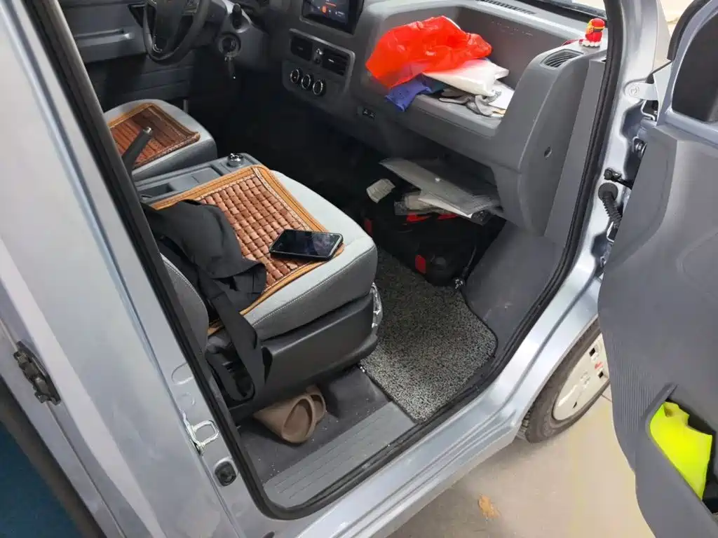 Wuling Motors Wuling Yangguang 2025 2025 310KM Sealed Window CATL Custom Edition