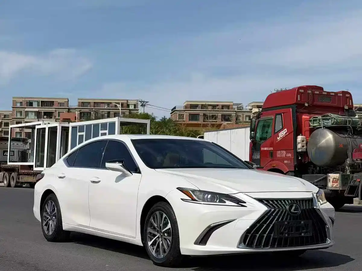 Photo 3 - Lexus ES