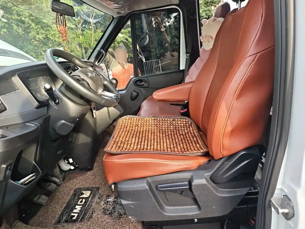 Jiangling JMC Fushun 2025 2025 Model 2.0T 6MT Diesel Medium Wheelbase Medium-High Roof Commercial MPV 7 Seats