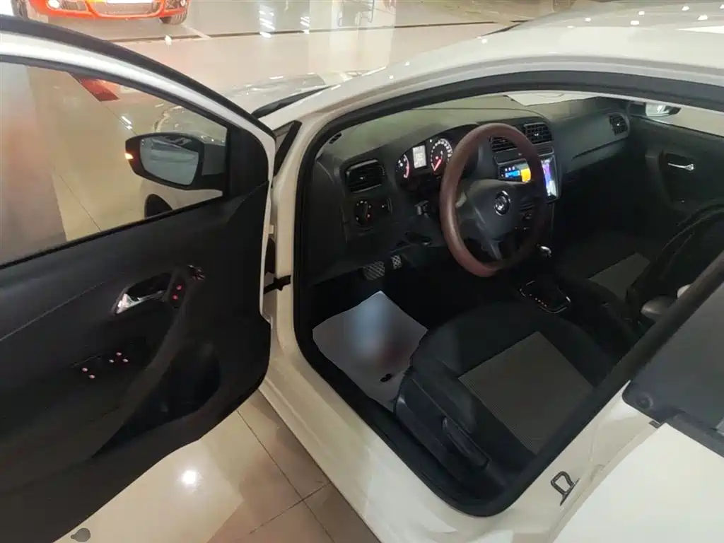 Volkswagen Polo 2016 1.4L Automatic Trend фото 16
