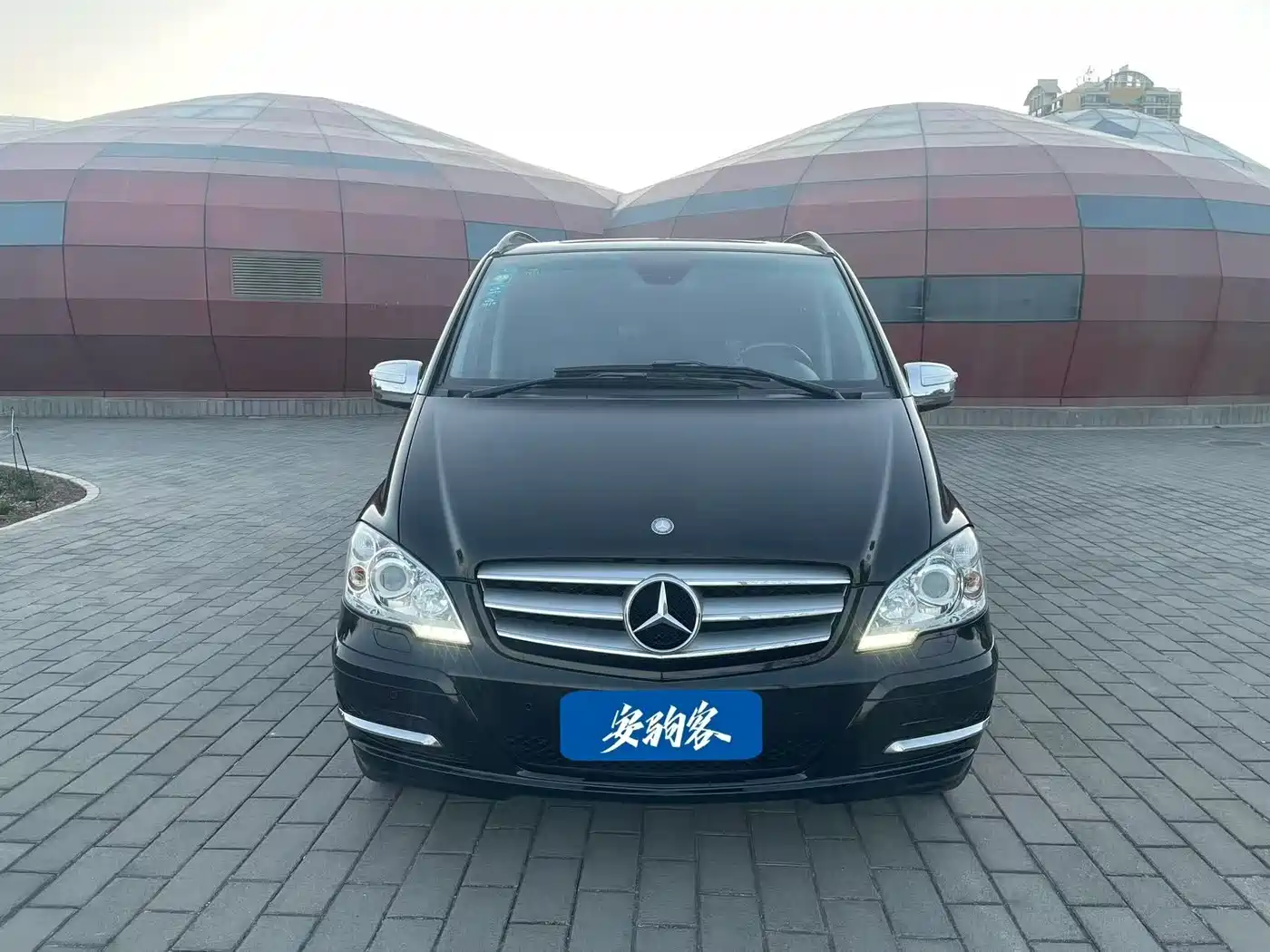 Mercedes-Benz Viano (Import) 2011 3.5L 125th Anniversary Edition 7-Seater фото 2
