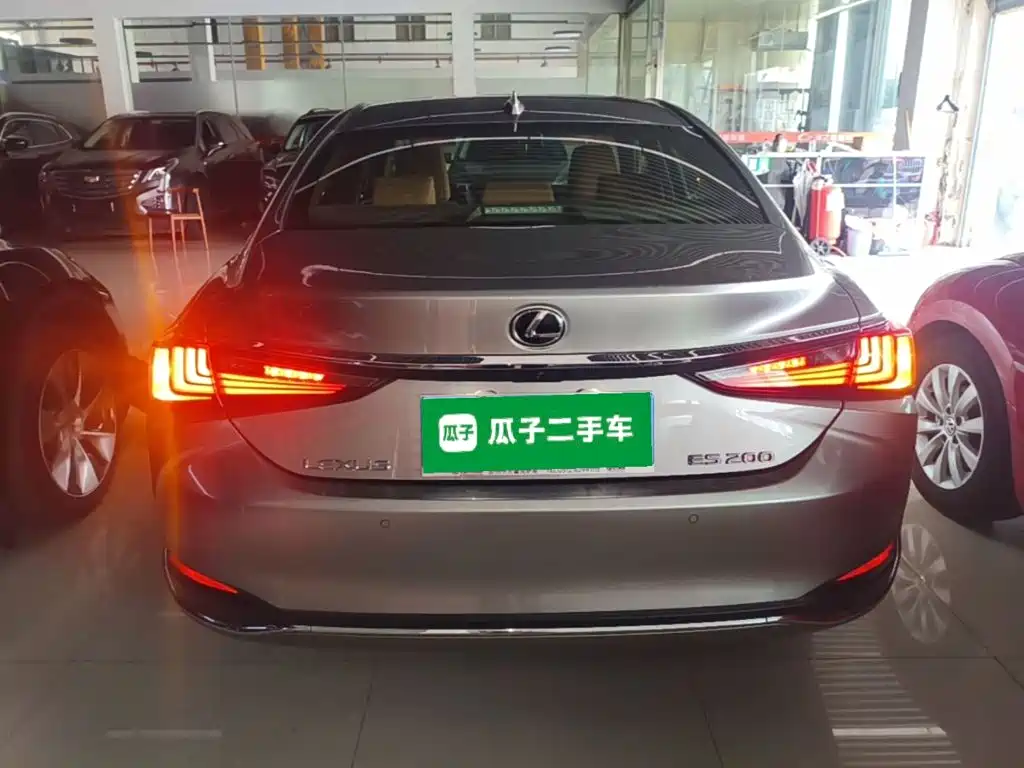 Фото 6 - Lexus ES