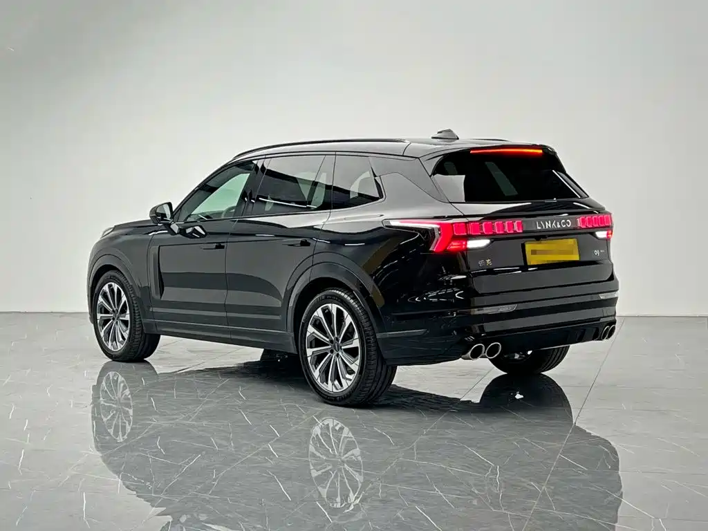 Photo 4 - Lynk & Co 09