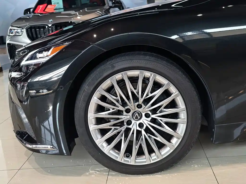 Фото 10 - Lexus LS