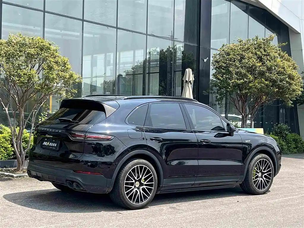 Photo 9 - Porsche Cayenne New Energy
