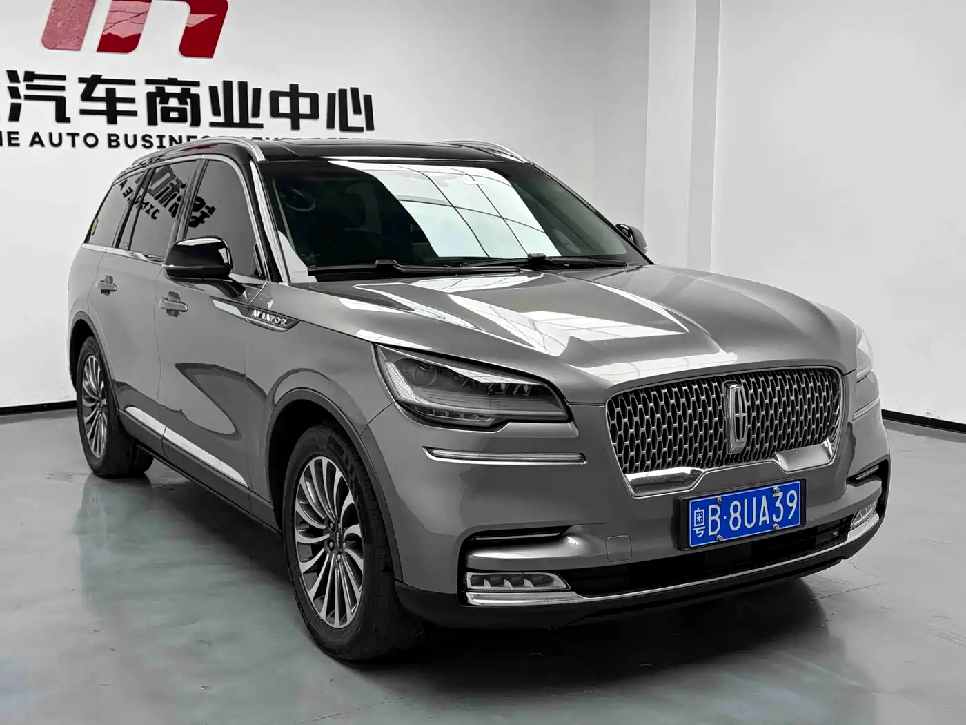 Photo 3 - Lincoln Aviator