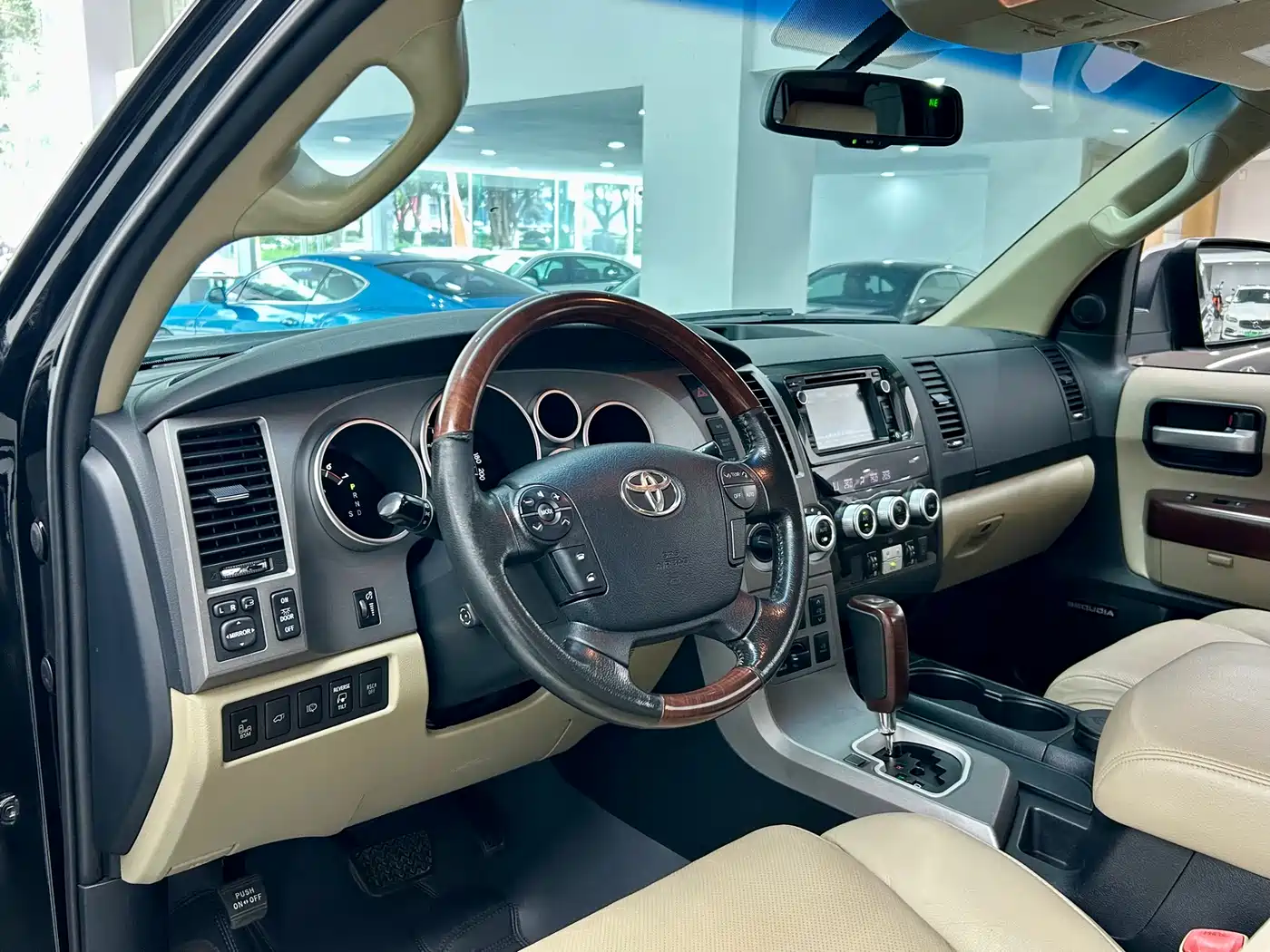 Toyota Sequoia 2010 5.7 Platinum Edition фото 7