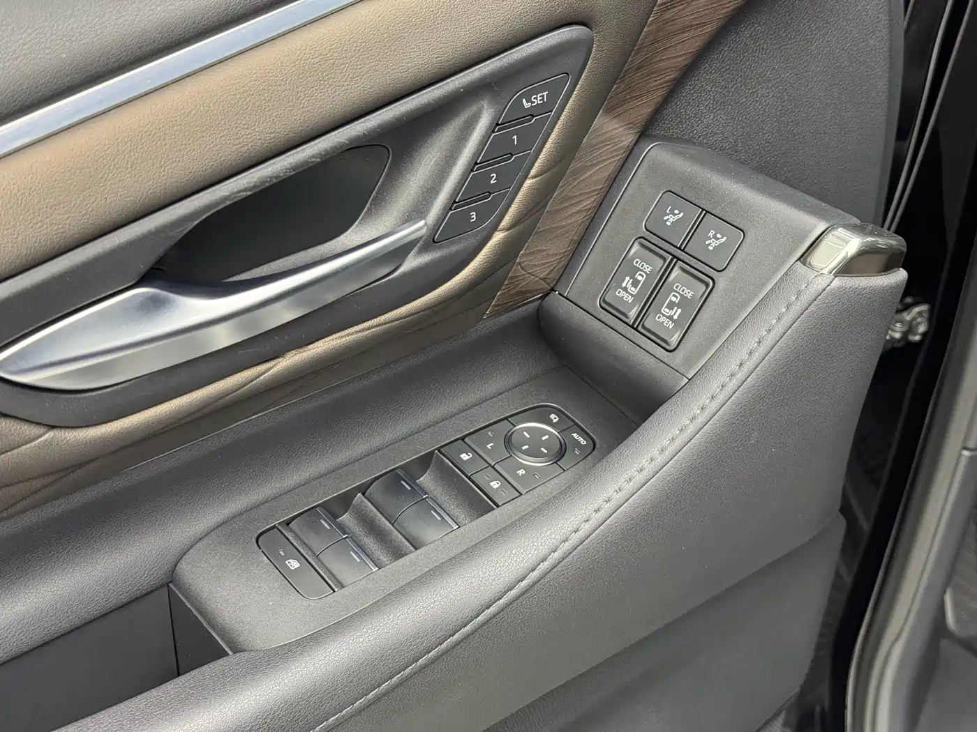 Toyota Vellfire 2024 Crown Hybrid 2.5L Executive Premium Edition фото 8