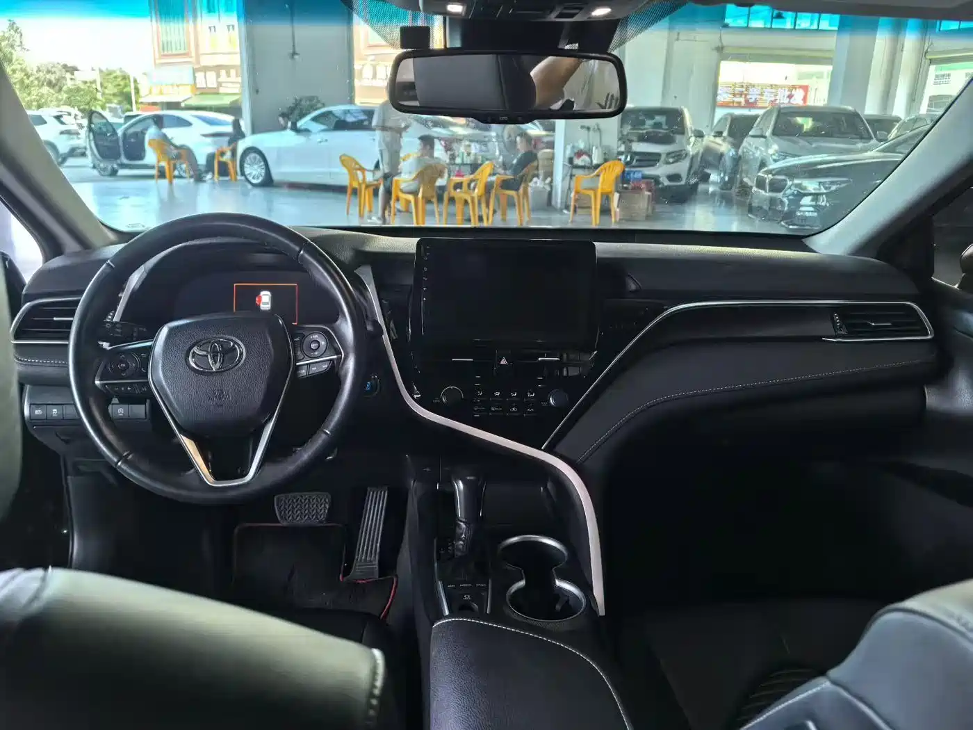 Фото 7 - Toyota Camry