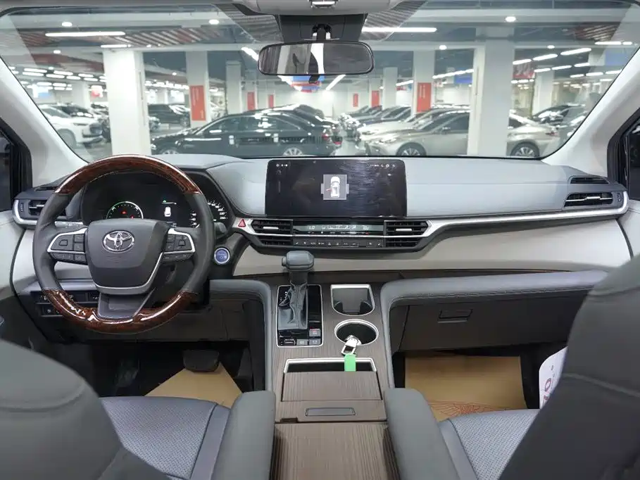 Toyota Sienna 2023 2.5L Hybrid Comfort Edition фото 10