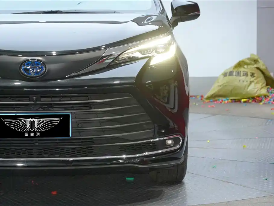 Toyota Sienna 2023 2.5L Hybrid Comfort Edition фото 5