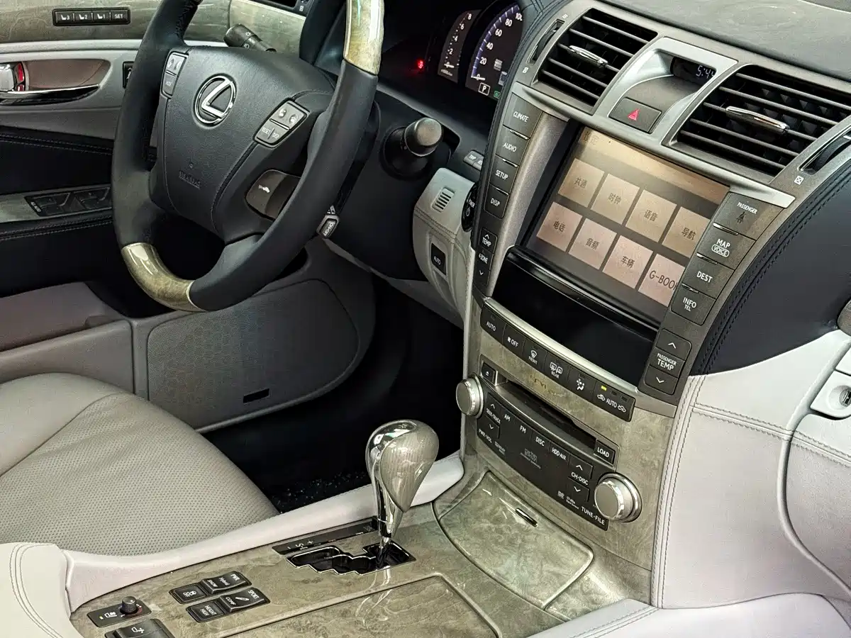Lexus LS 2013 600hL фото 20
