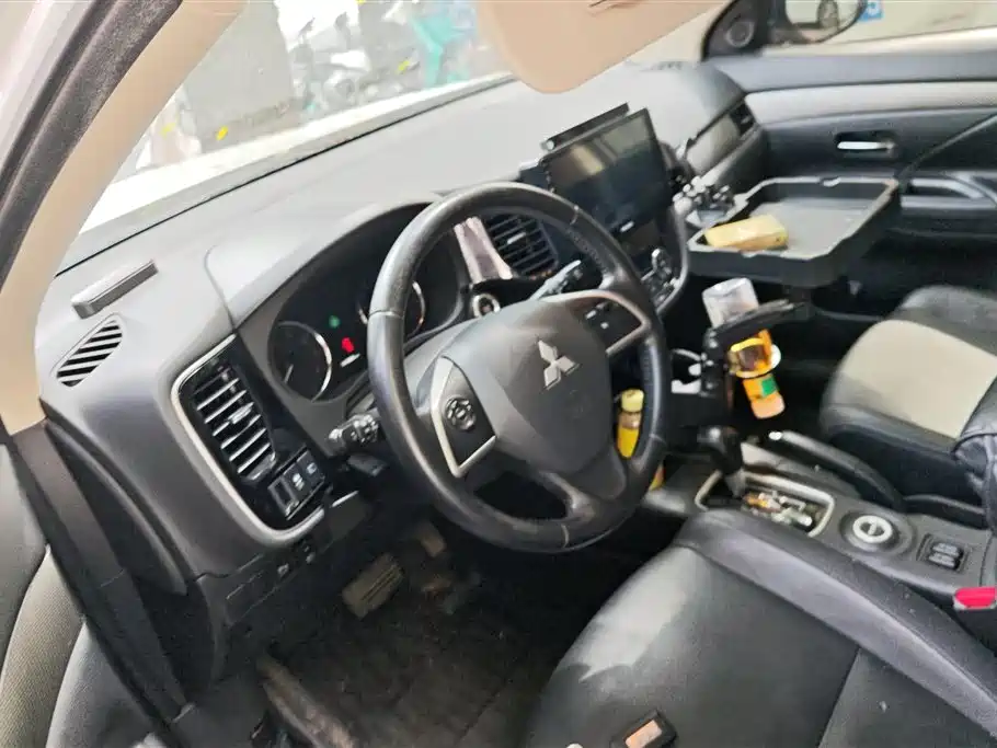 Mitsubishi Outlander (Import) 2013 2.4L 4WD Luxury Navigation 5-seater фото 15