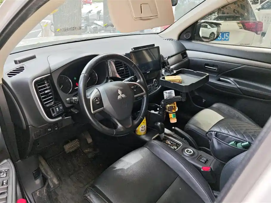 Mitsubishi Outlander (Import) 2013 2.4L 4WD Luxury Navigation 5-seater фото 12
