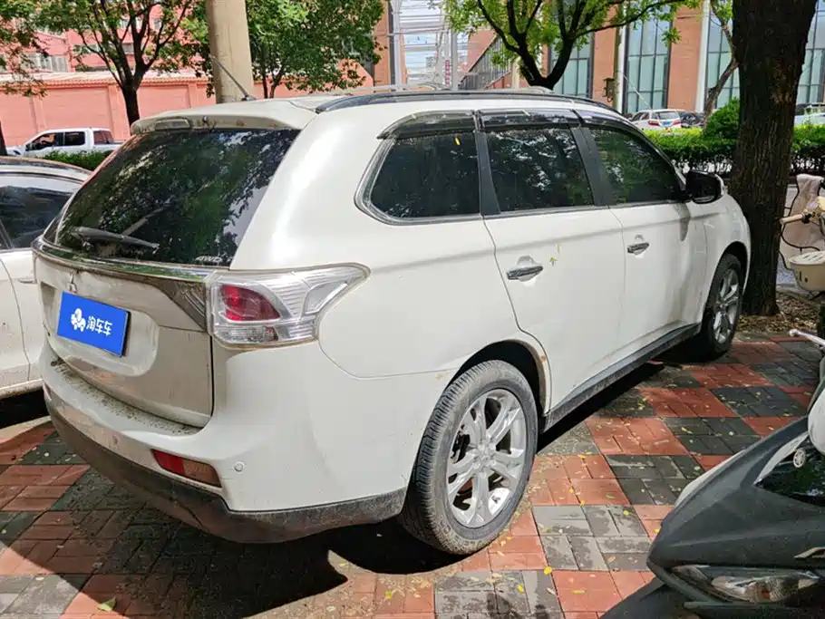 Mitsubishi Outlander (Import) 2013 2.4L 4WD Luxury Navigation 5-seater фото 3