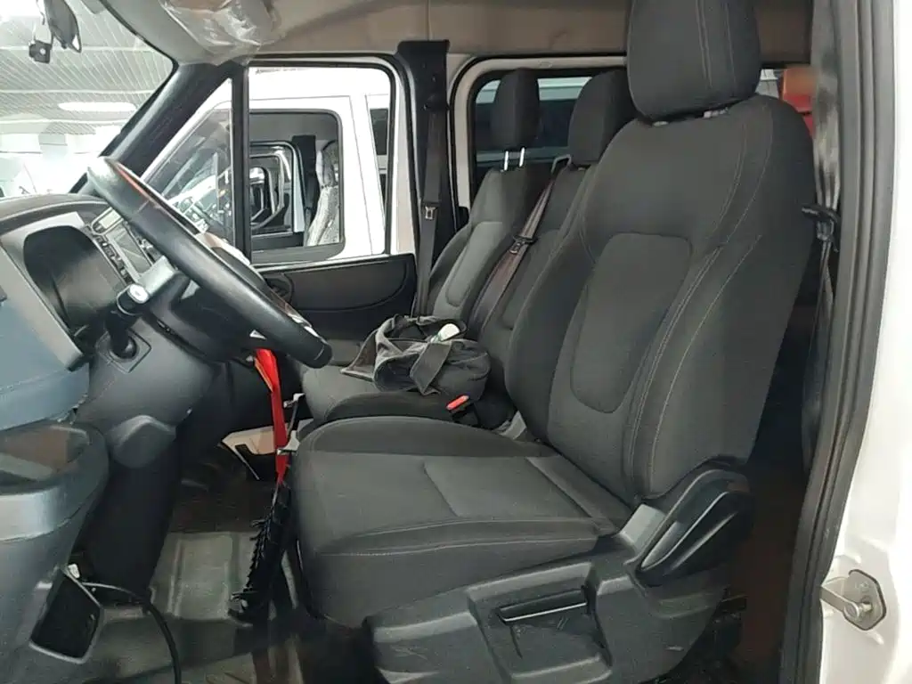 Jiangling JMC Fushun 2026 2025 Model 2.0T 6MT Diesel Short Wheelbase Low Roof Commercial MPV 5/6 Seats with Dual Swing Doors