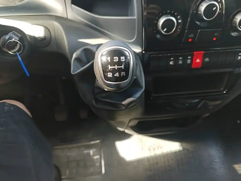 Iveco Daily 2022 2021 2.0T Manual Chaorui Long Wheelbase Short Overhang High Roof Manual Door F1A