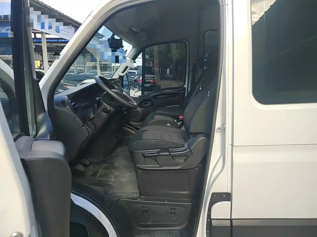 Iveco Daily 2022 2021 2.0T Manual Chaorui Long Wheelbase Short Overhang High Roof Manual Door F1A