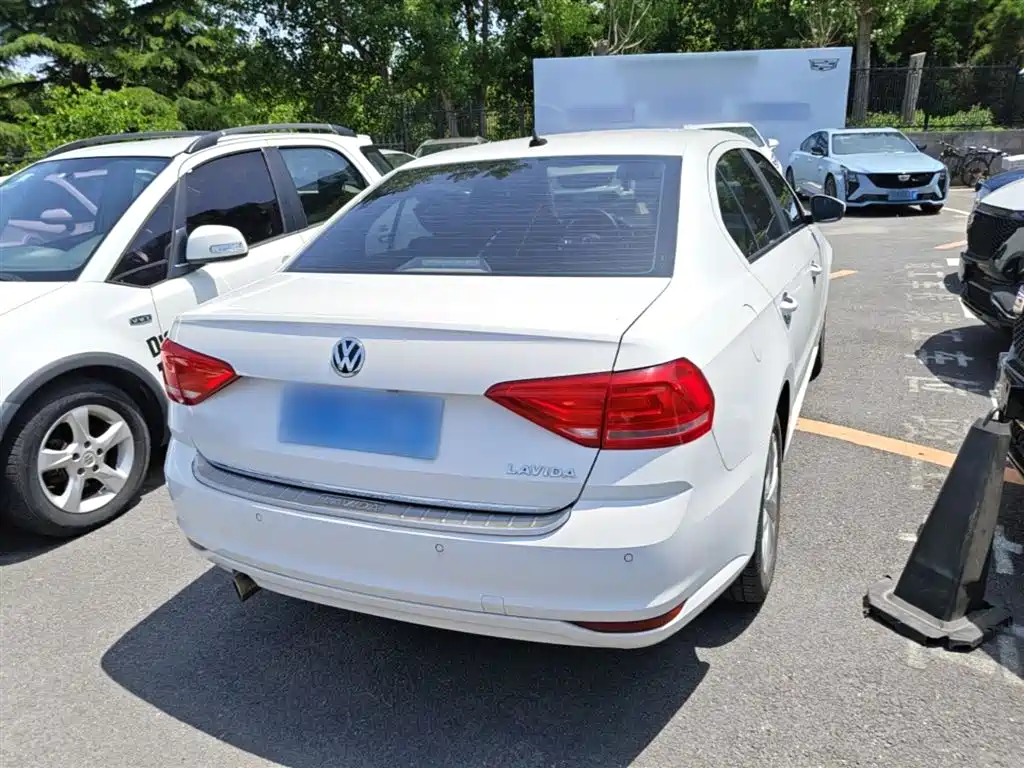 Volkswagen Lavida 2017 1.6L Automatic Comfort Edition фото 7