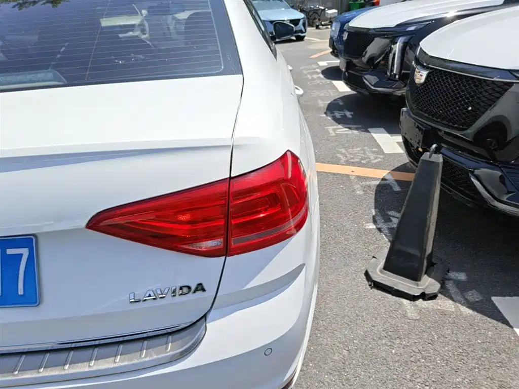 Volkswagen Lavida 2017 1.6L Automatic Comfort Edition фото 8