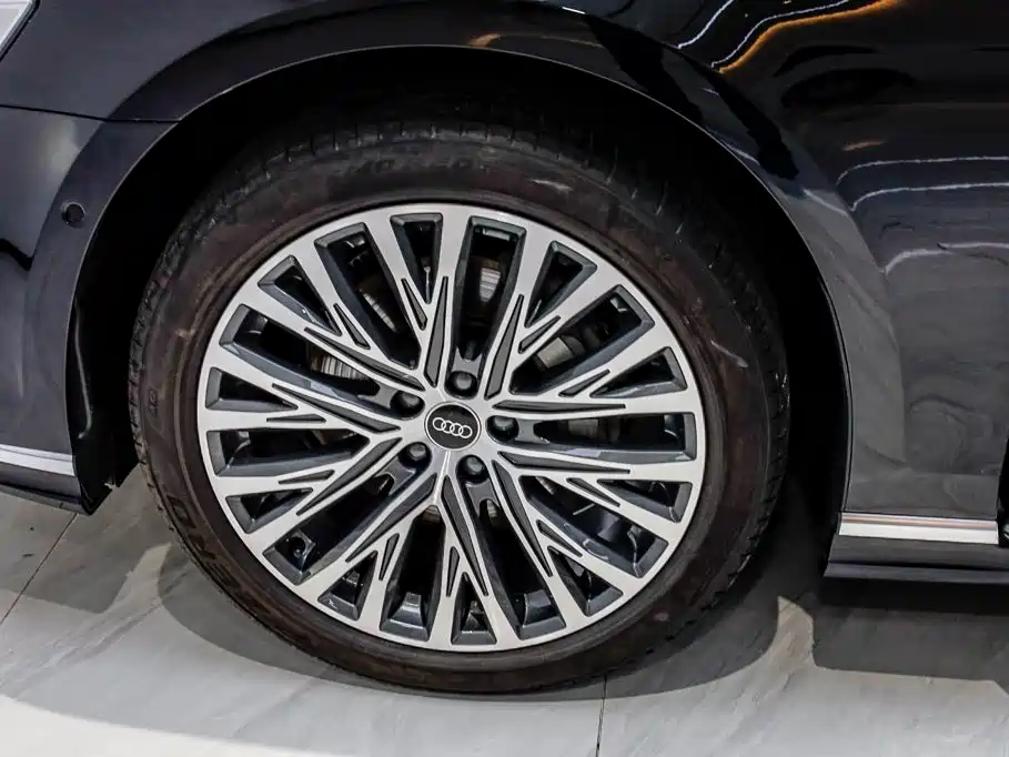Фото 17 - Audi A8