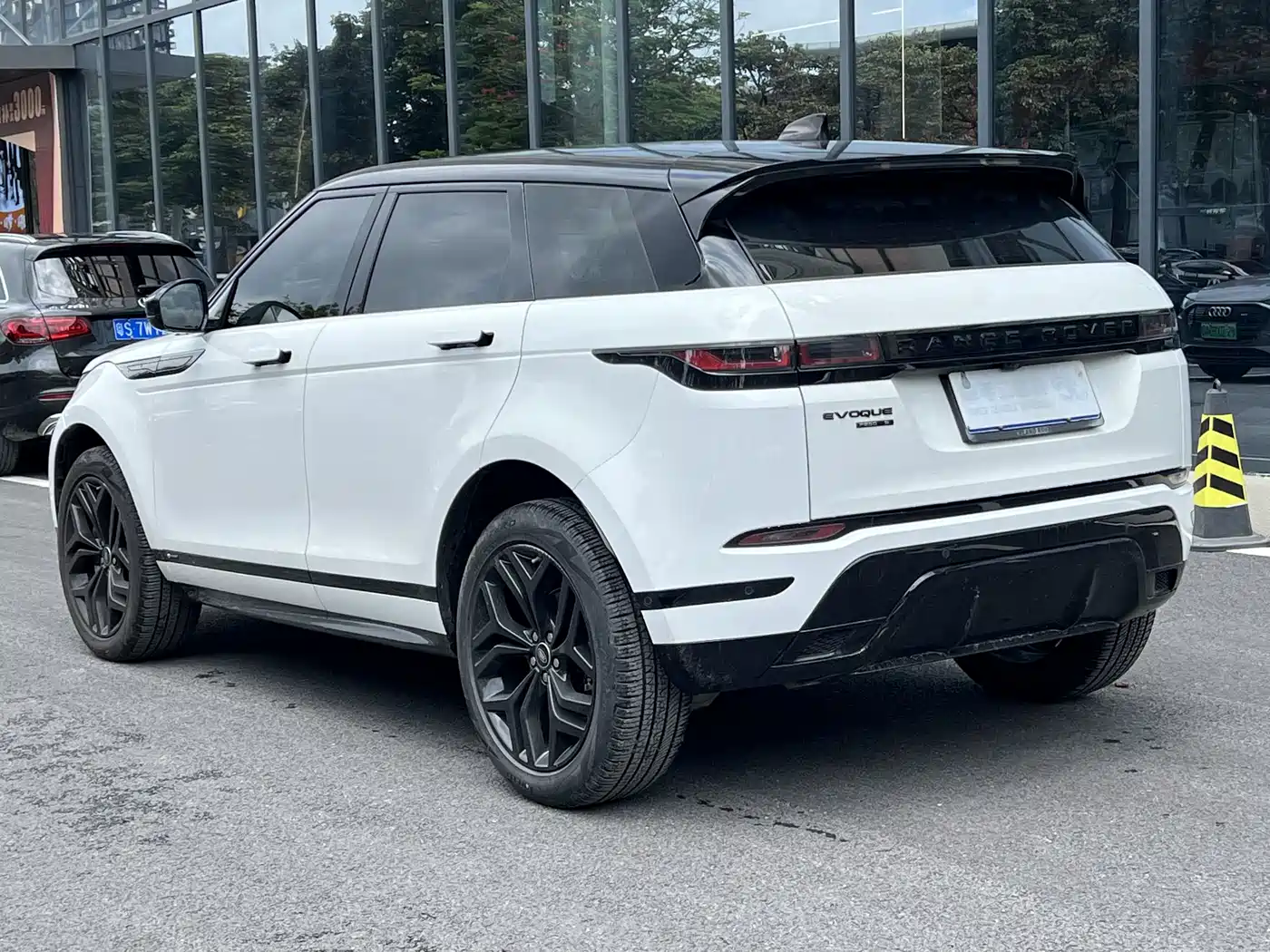 Land Rover Range Rover Evoque 2020 Model 249PS R-DYNAMIC S Gloss Black Sport Edition фото 4