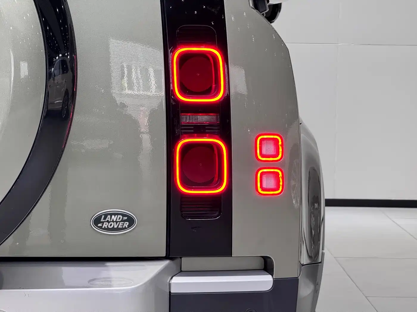 Land Rover Defender 2023 Model Year 130 3.0T P400 HSE фото 17