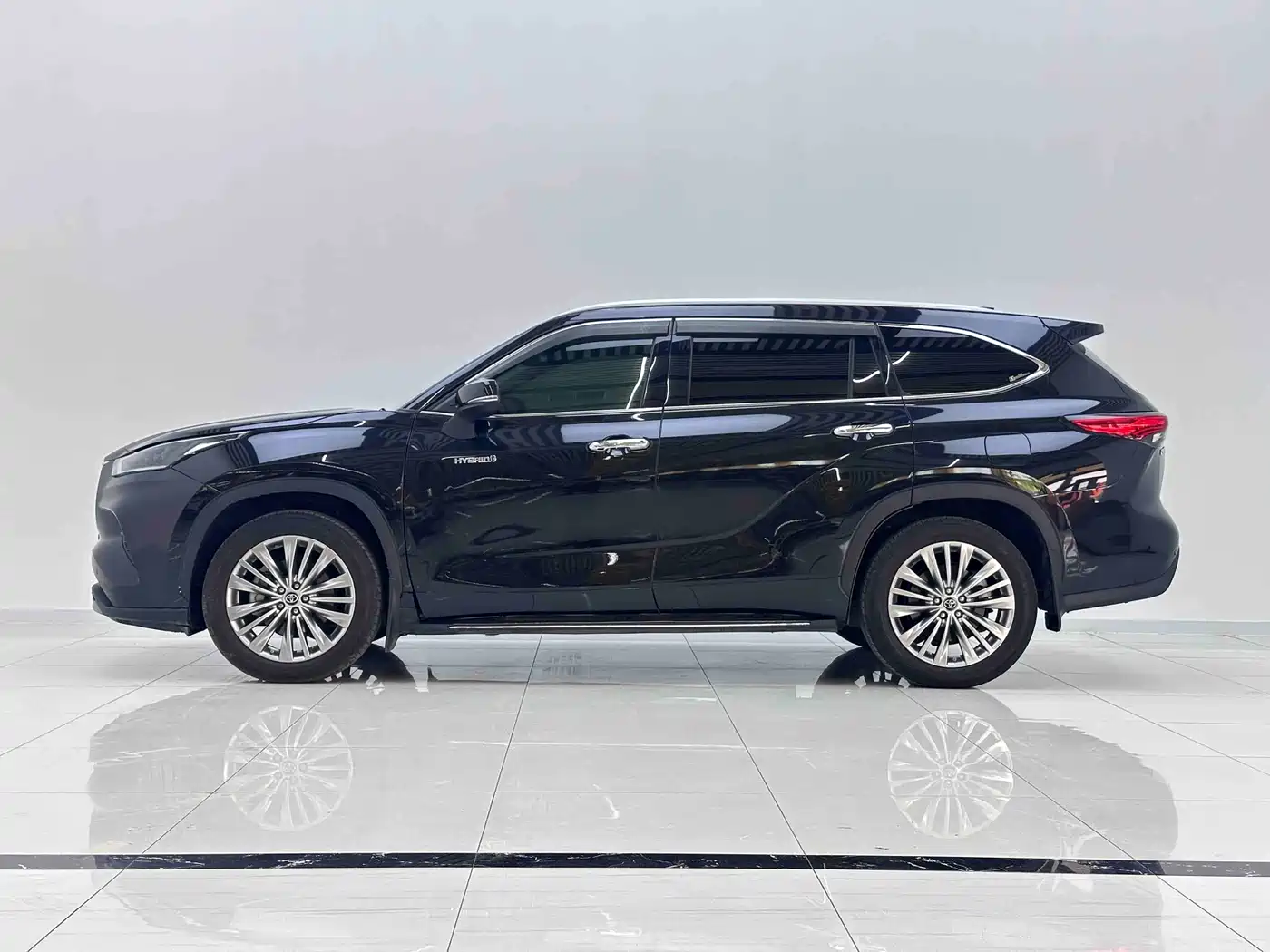 Toyota Highlander 2022 Model Dual Engine 2.5L 4WD Premium Edition 7-Seater фото 8