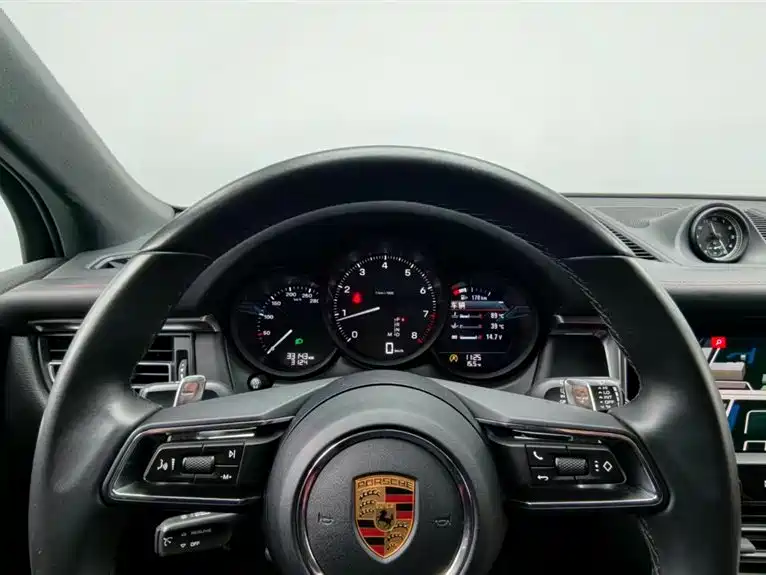 PORSCHE MACAN
