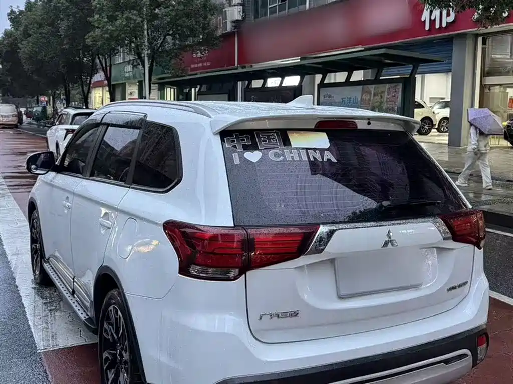 MITSUBISHI OUTLANDER