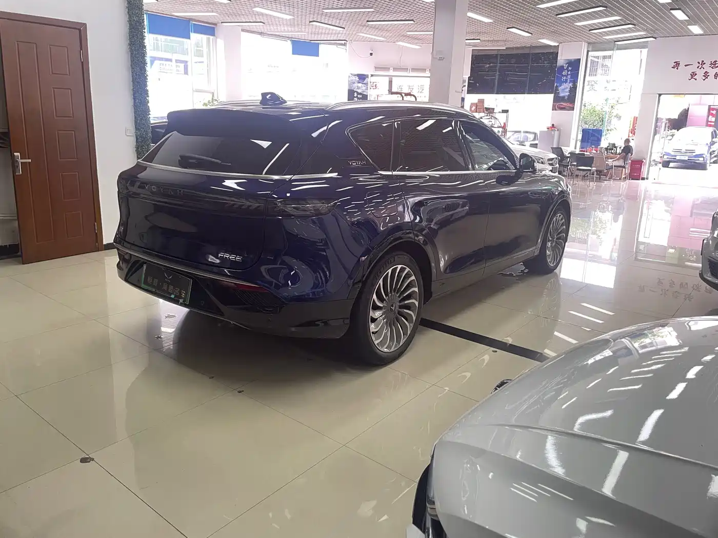 Voyah Auto VOYAH FREE 2021 AWD Standard Range Extender Exclusive Luxury Package фото 8