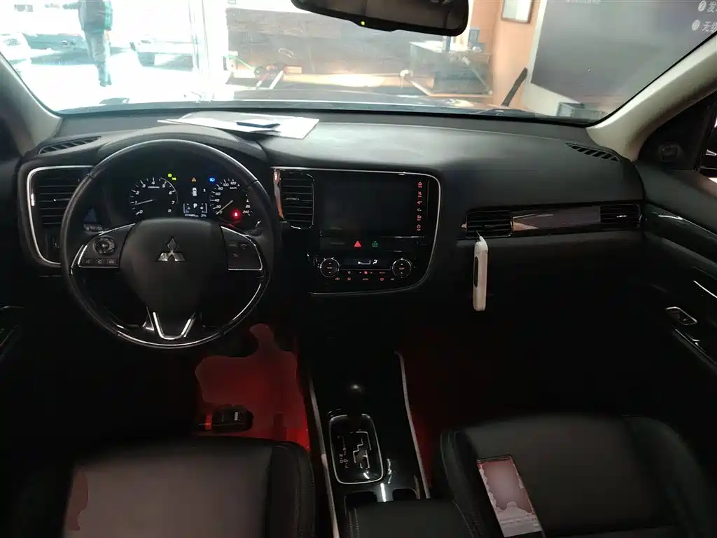 MITSUBISHI OUTLANDER