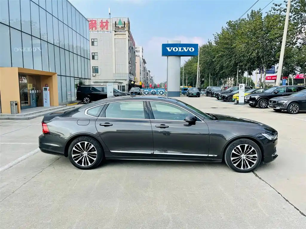 Volvo S90 2024 2024 B5 Momentum Luxury Edition