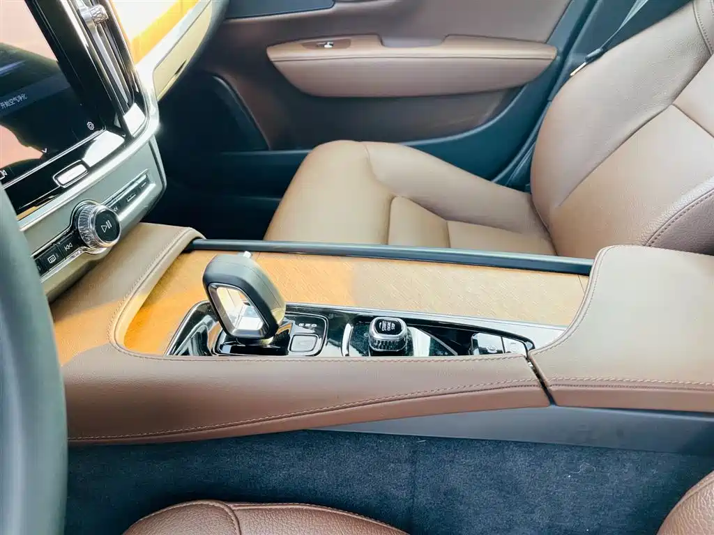 Volvo S90 2024 2024 B5 Momentum Luxury Edition