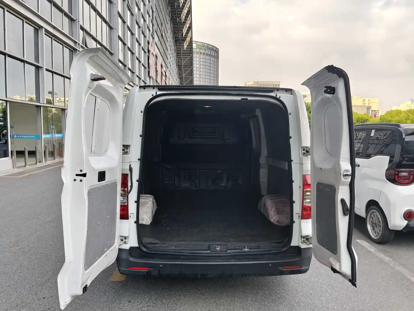SAIC Maxus Maxus EV30 2022 Pure Electric Smart Logistics Expert Long Axle Guoxuan фото 14