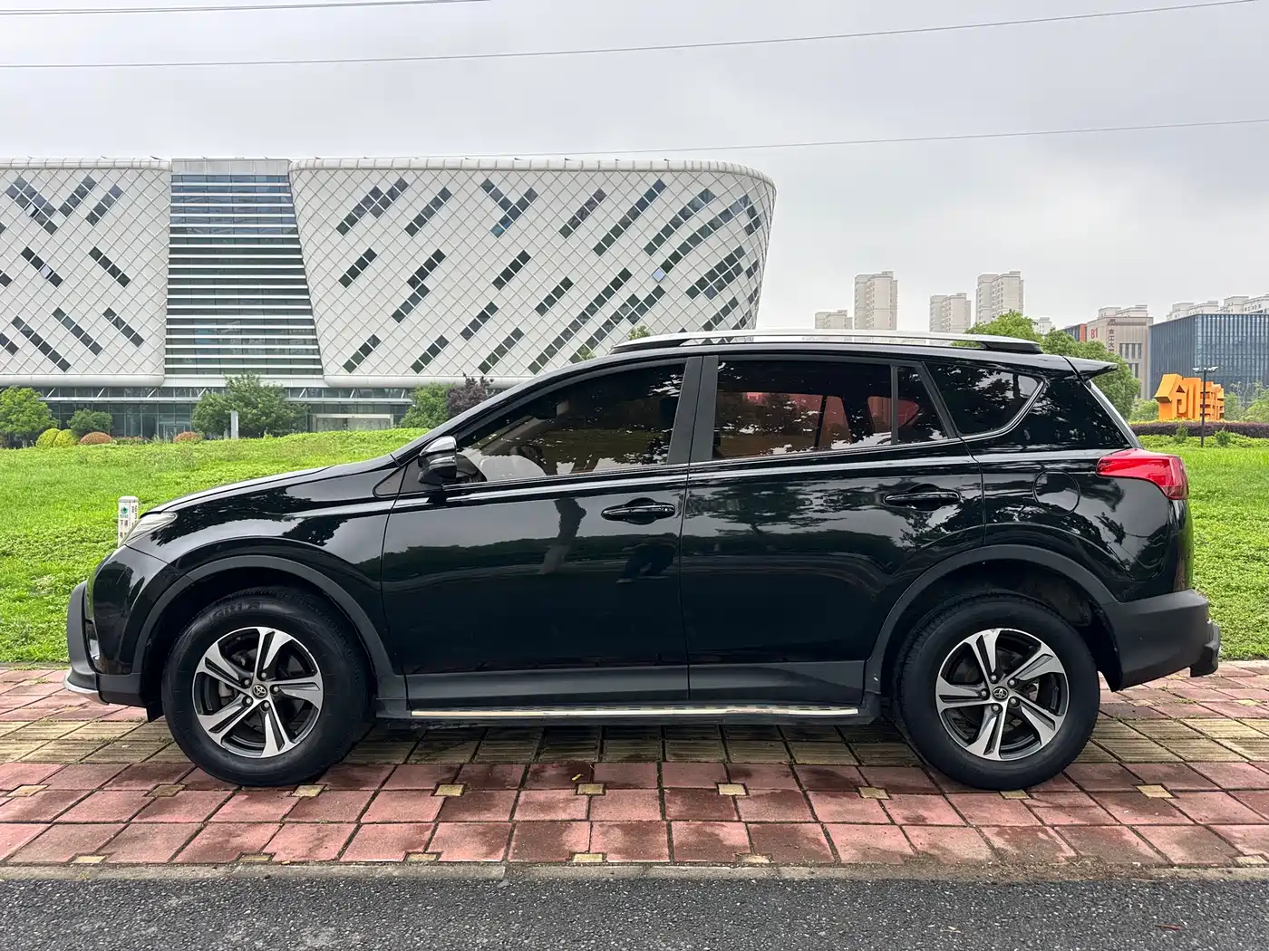 Toyota RAV4 Rongfang 2015 2.0L CVT 2WD Trend Edition фото 3