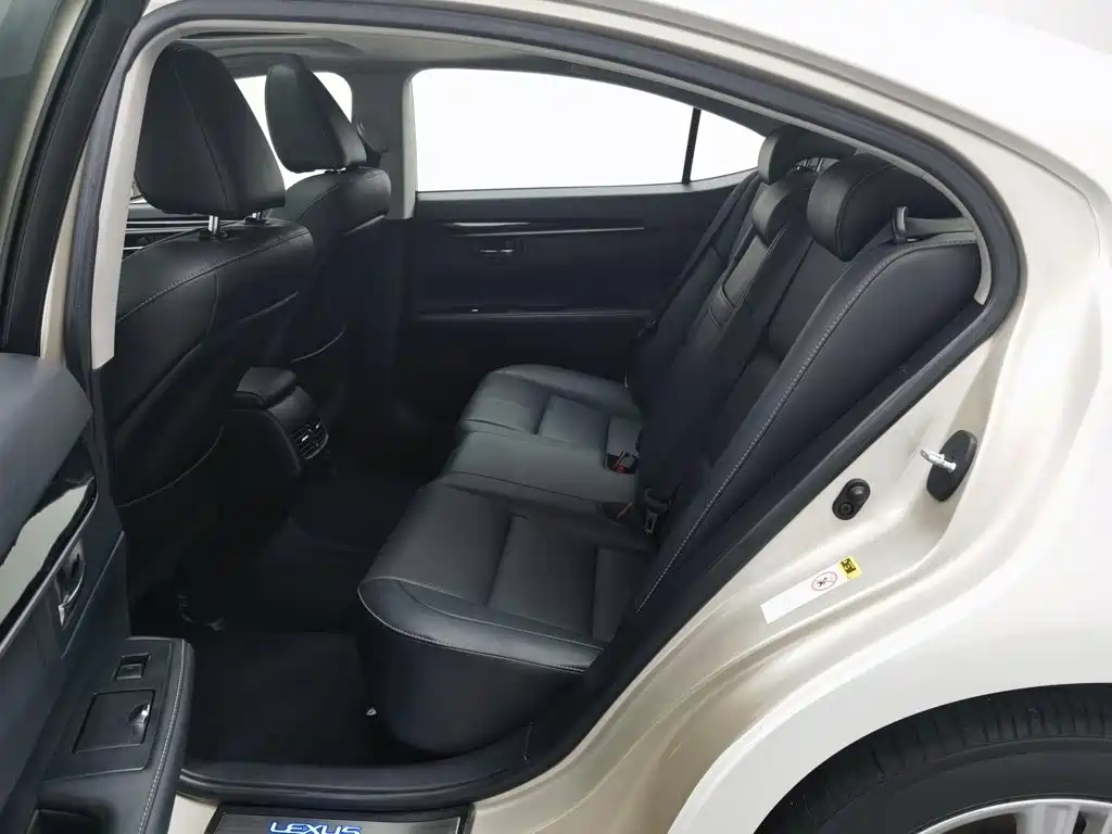 Photo 15 - Lexus ES
